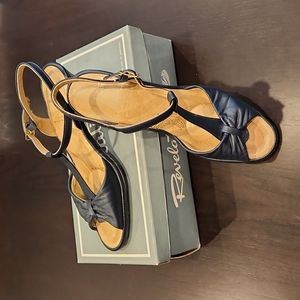 Vintage Shoe, 1982 Revelations, sz 8N, Navy, EUC in its original box